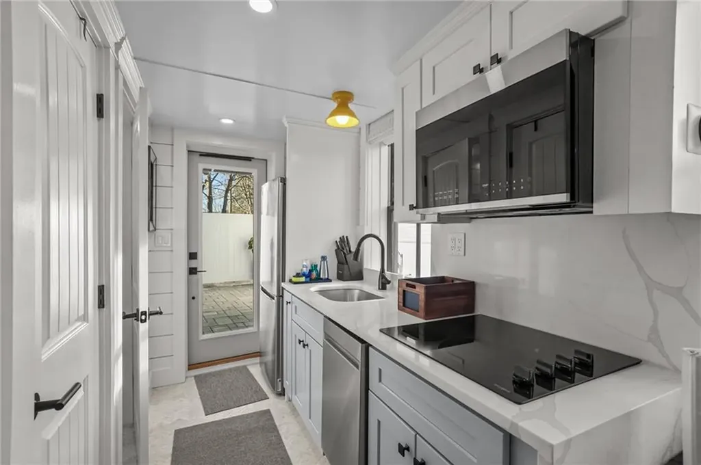 6 1/2 Cross Street Newport RI 02840