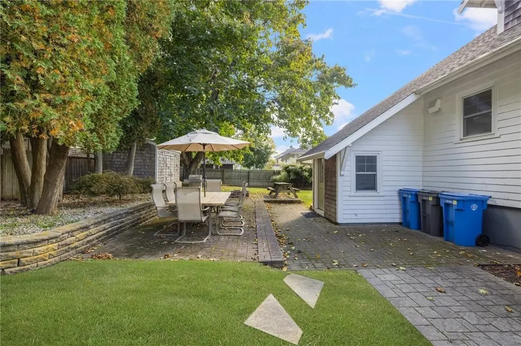 127 West Main Road Middletown RI 02842