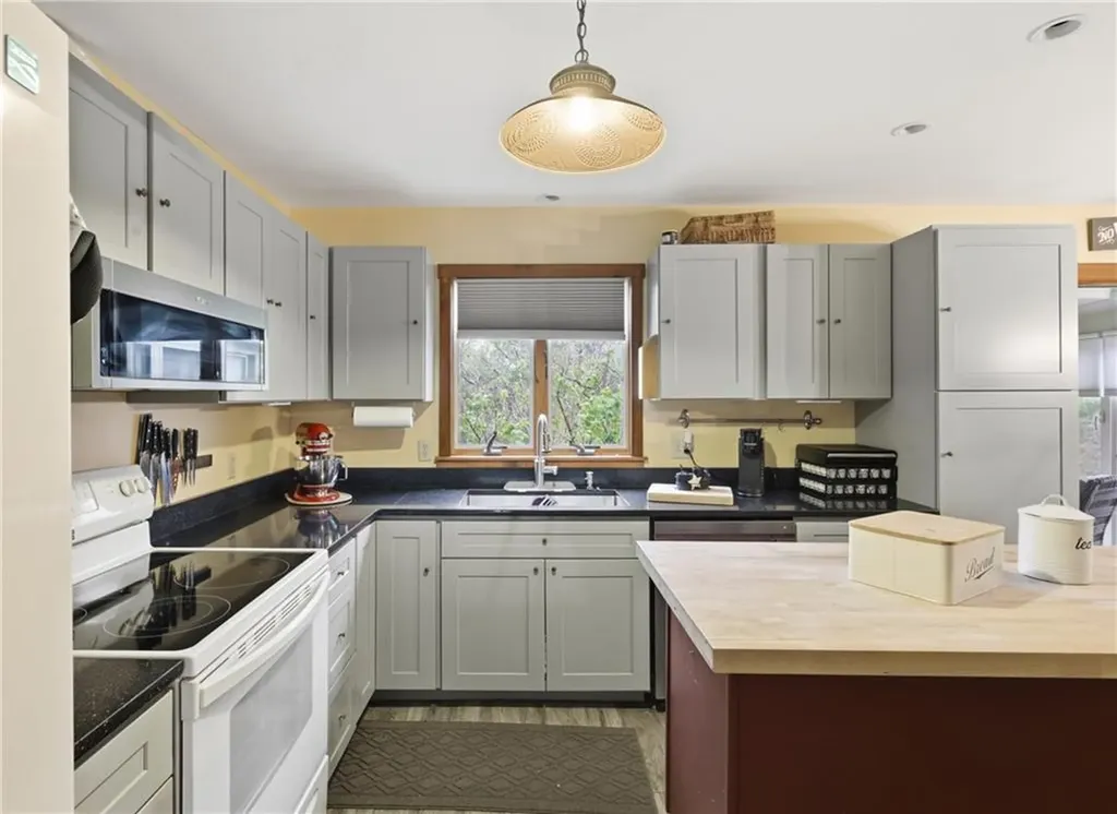 14 Barton Lane Middletown RI 02842