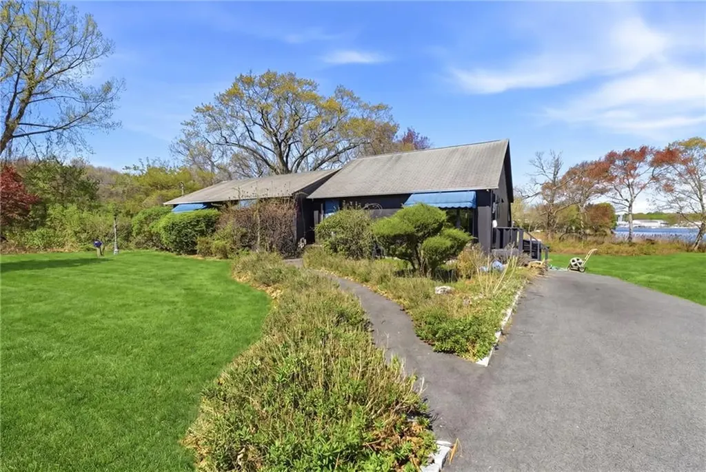 585 Meadow View Avenue Warwick RI 02889