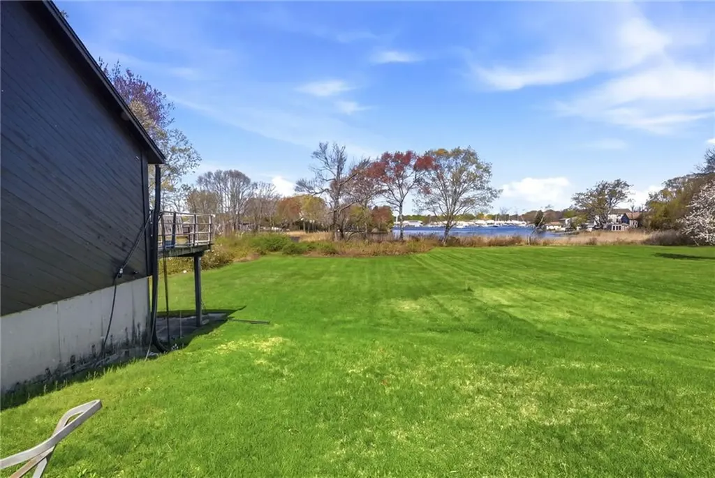 585 Meadow View Avenue Warwick RI 02889