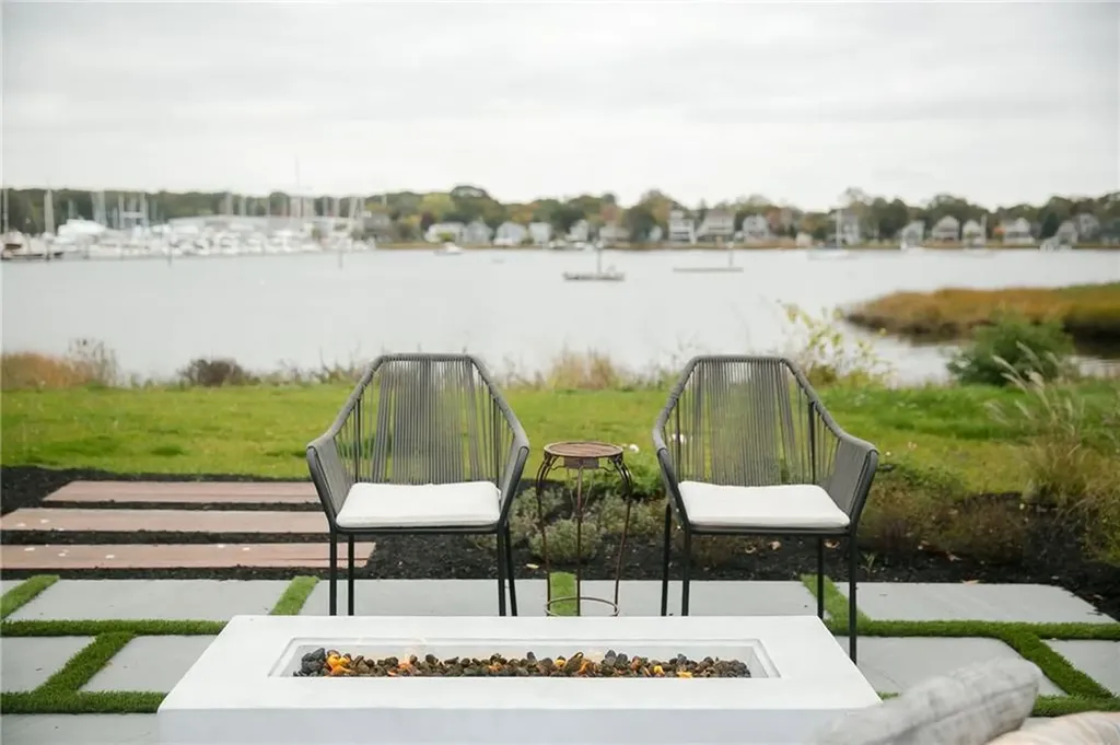 126 Riverside Drive East Providence RI 02915