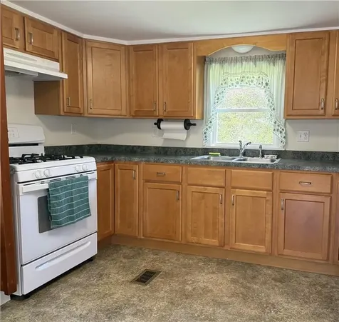 36 Lawrence Court Tiverton RI 02878