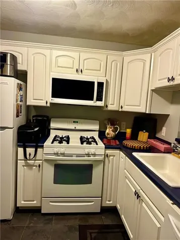 752 Quaker Lane Warwick RI 02818