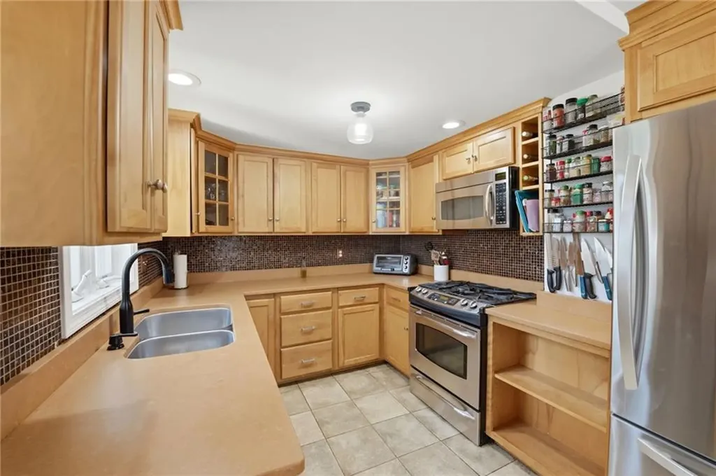 40 Jackson Avenue East Providence RI 02915