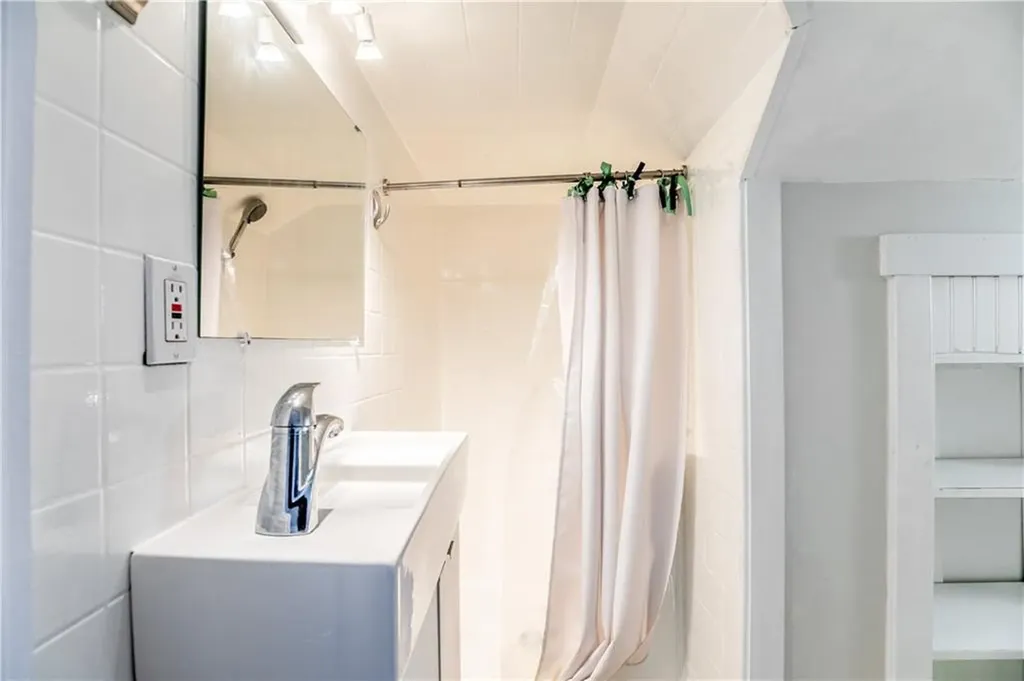 16 Dean Avenue Newport RI 02840