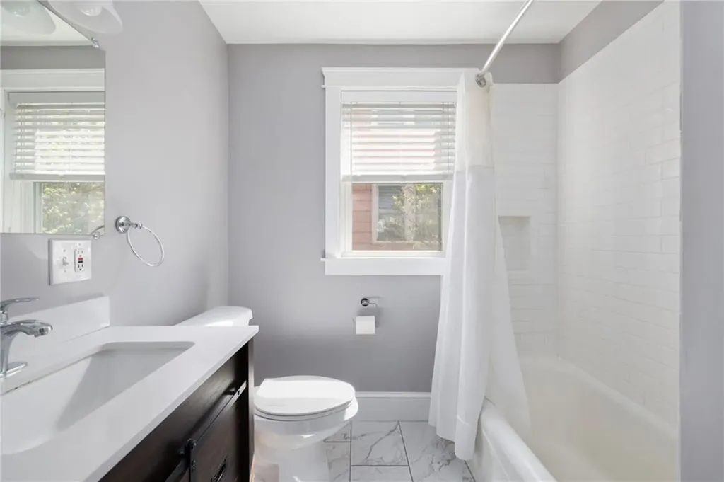 92 Colonial Road Providence RI 02906