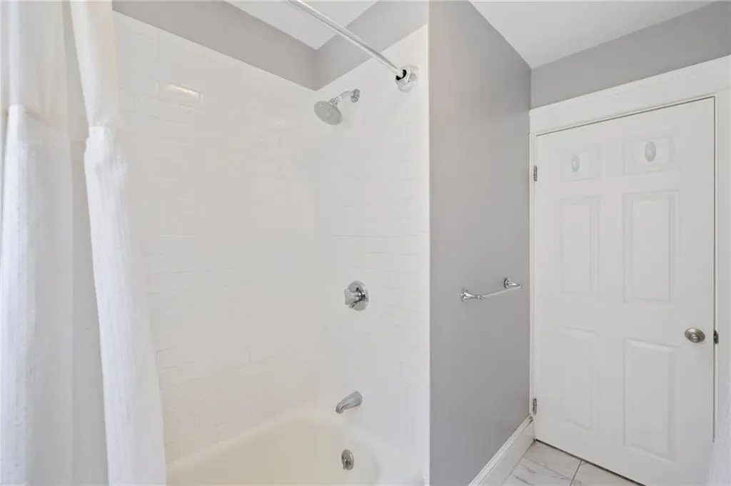 92 Colonial Road Providence RI 02906