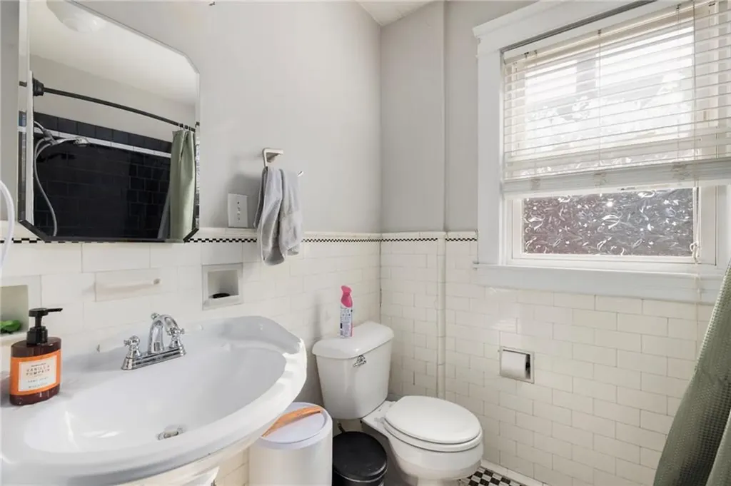 92 Colonial Road Providence RI 02906