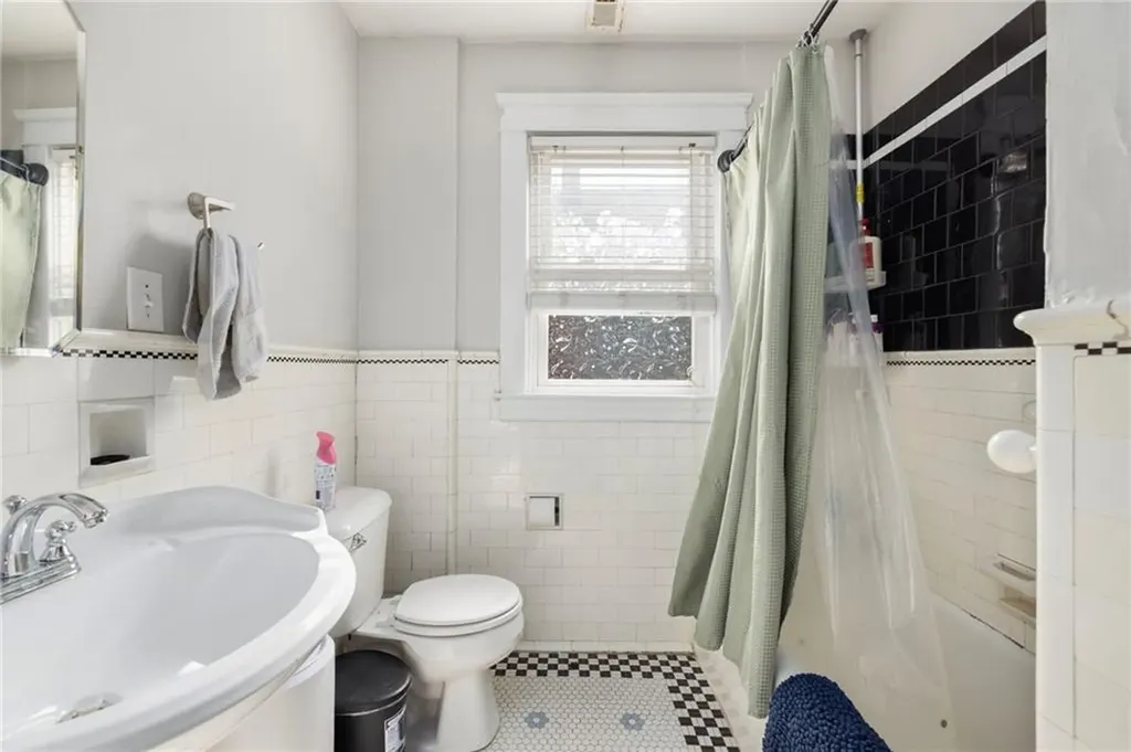 92 Colonial Road Providence RI 02906