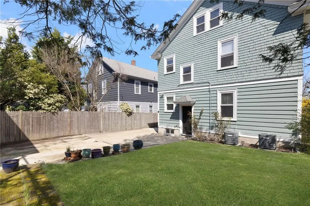 92 Colonial Road Providence RI 02906
