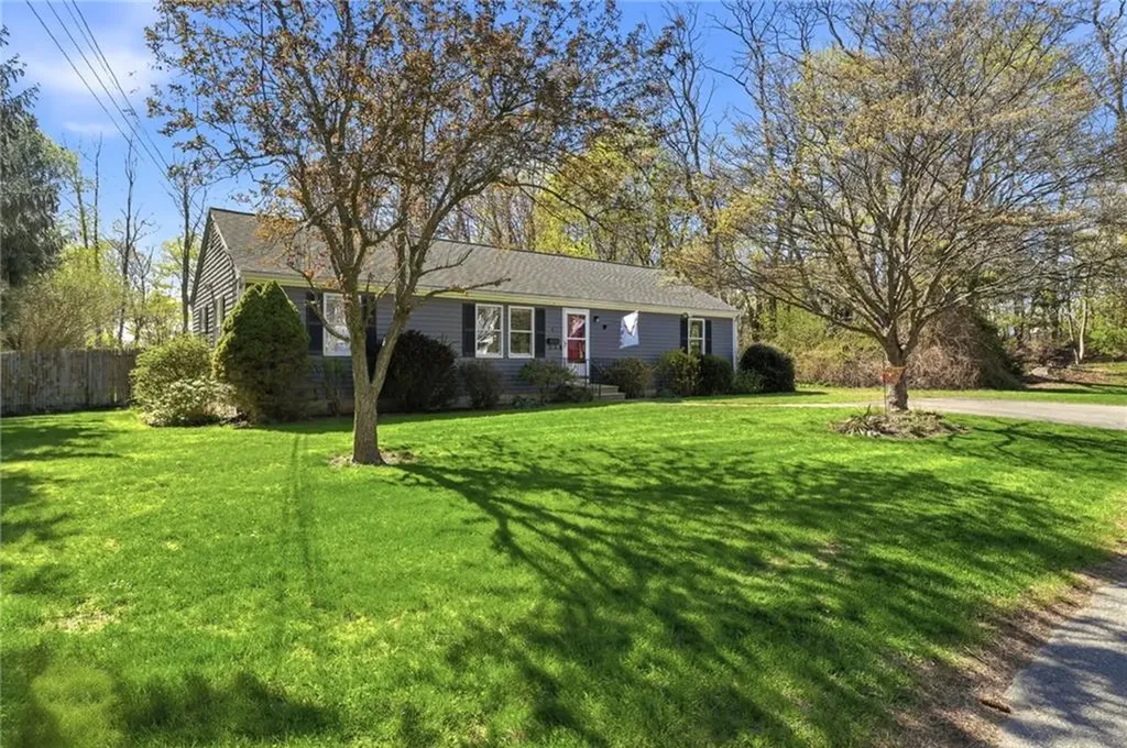 1 Roslyn Avenue Bristol RI 02809