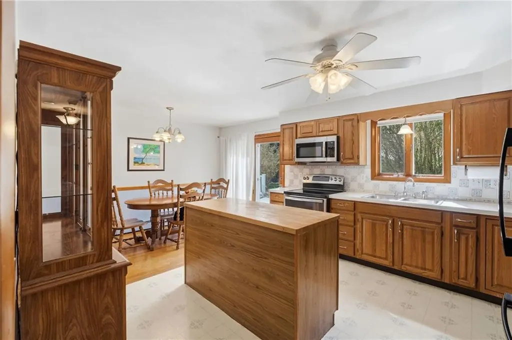 1 Roslyn Avenue Bristol RI 02809