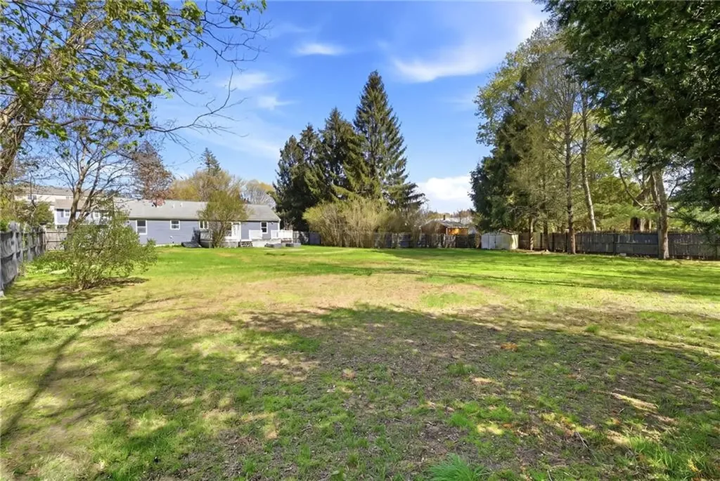 1 Roslyn Avenue Bristol RI 02809