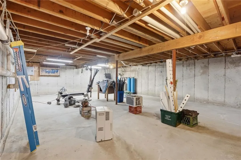 1 Roslyn Avenue Bristol RI 02809