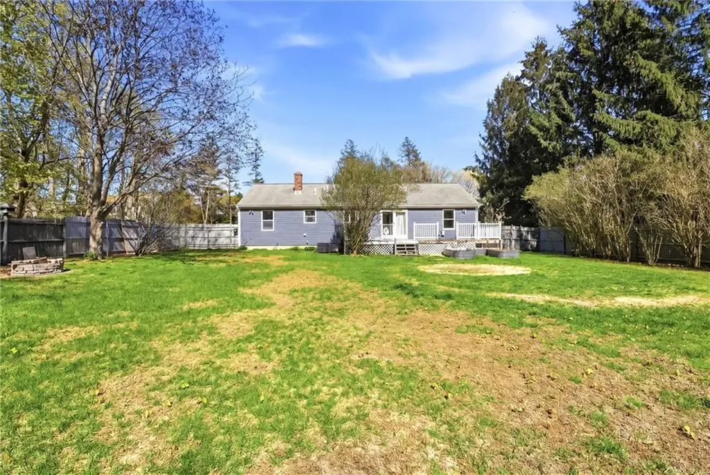 1 Roslyn Avenue Bristol RI 02809