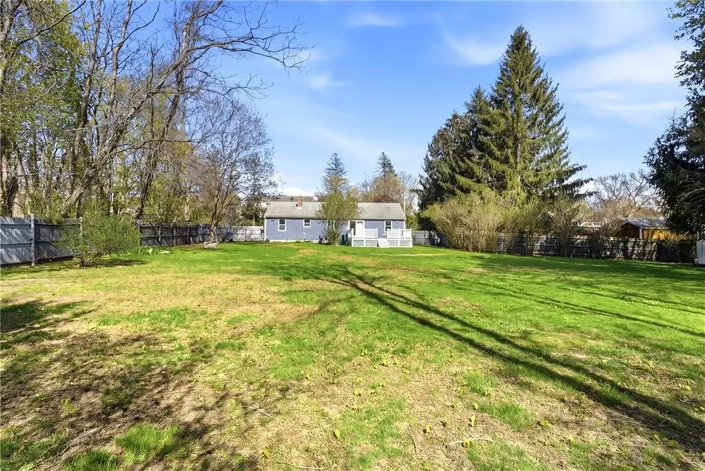 1 Roslyn Avenue Bristol RI 02809