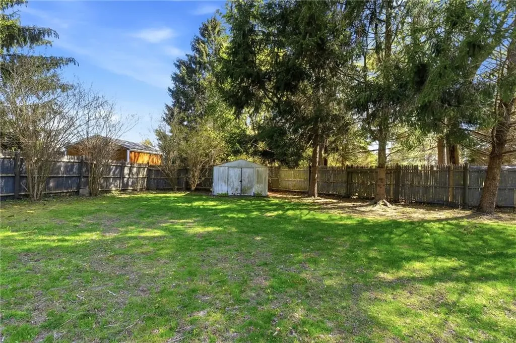 1 Roslyn Avenue Bristol RI 02809