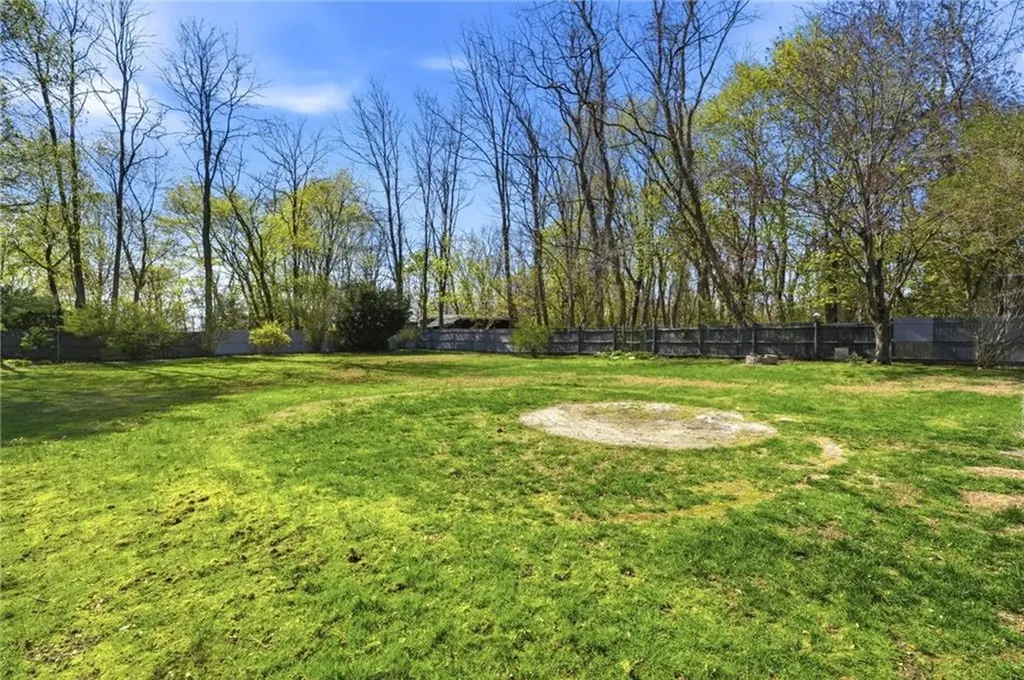 1 Roslyn Avenue Bristol RI 02809