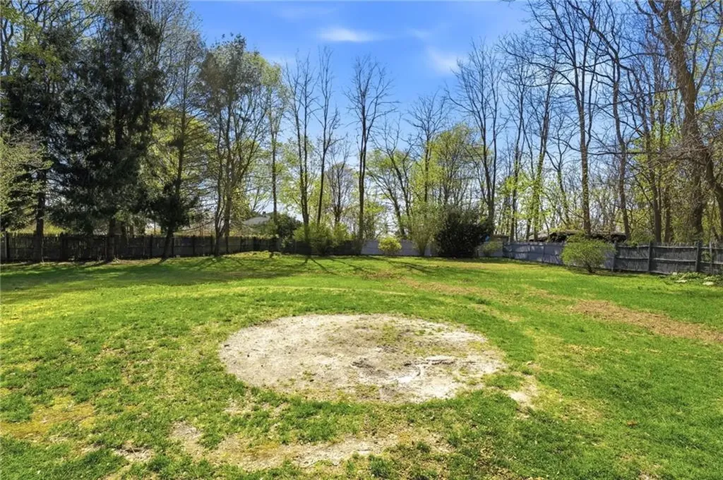 1 Roslyn Avenue Bristol RI 02809