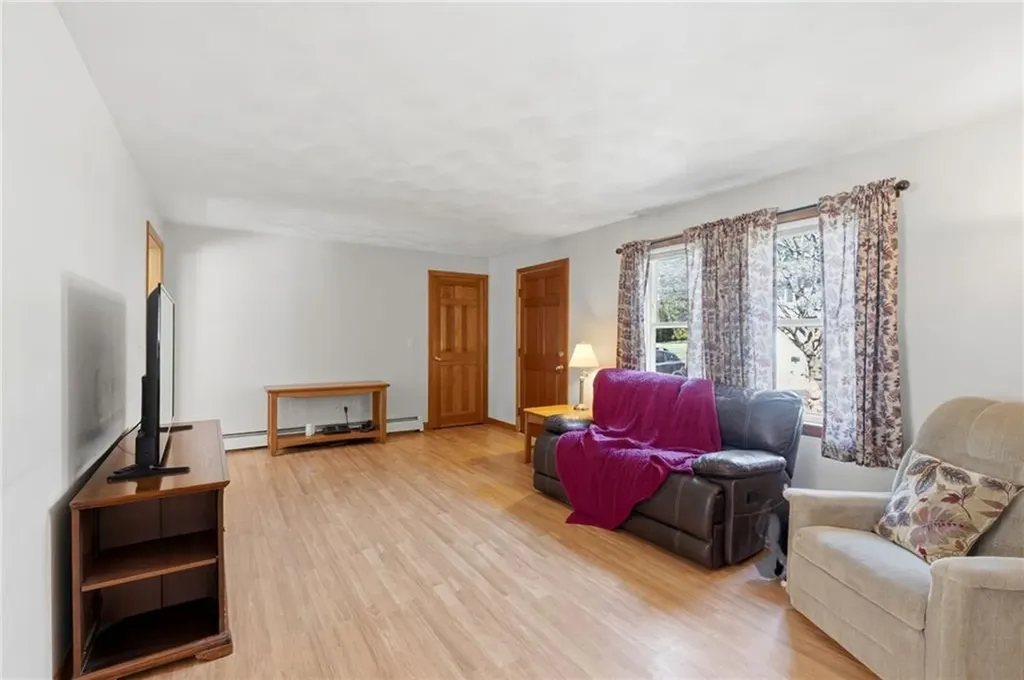 1 Roslyn Avenue Bristol RI 02809