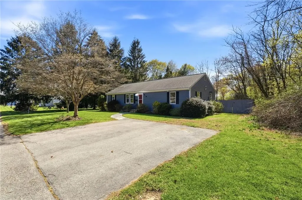 1 Roslyn Avenue Bristol RI 02809