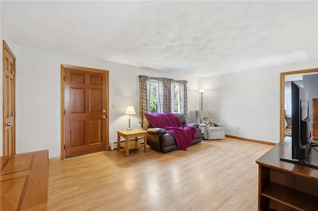 1 Roslyn Avenue Bristol RI 02809