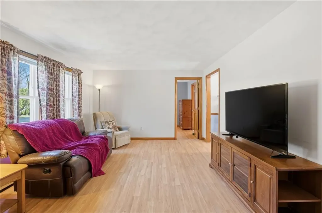 1 Roslyn Avenue Bristol RI 02809
