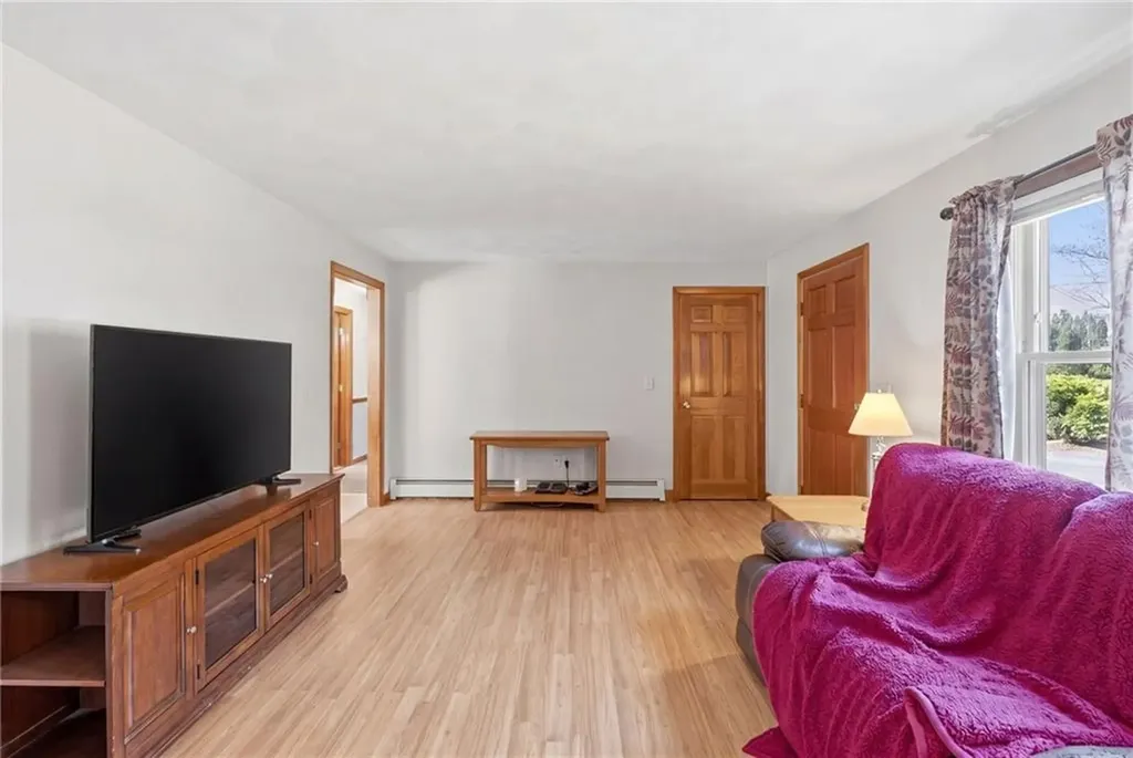 1 Roslyn Avenue Bristol RI 02809