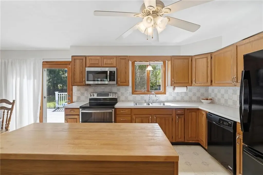 1 Roslyn Avenue Bristol RI 02809
