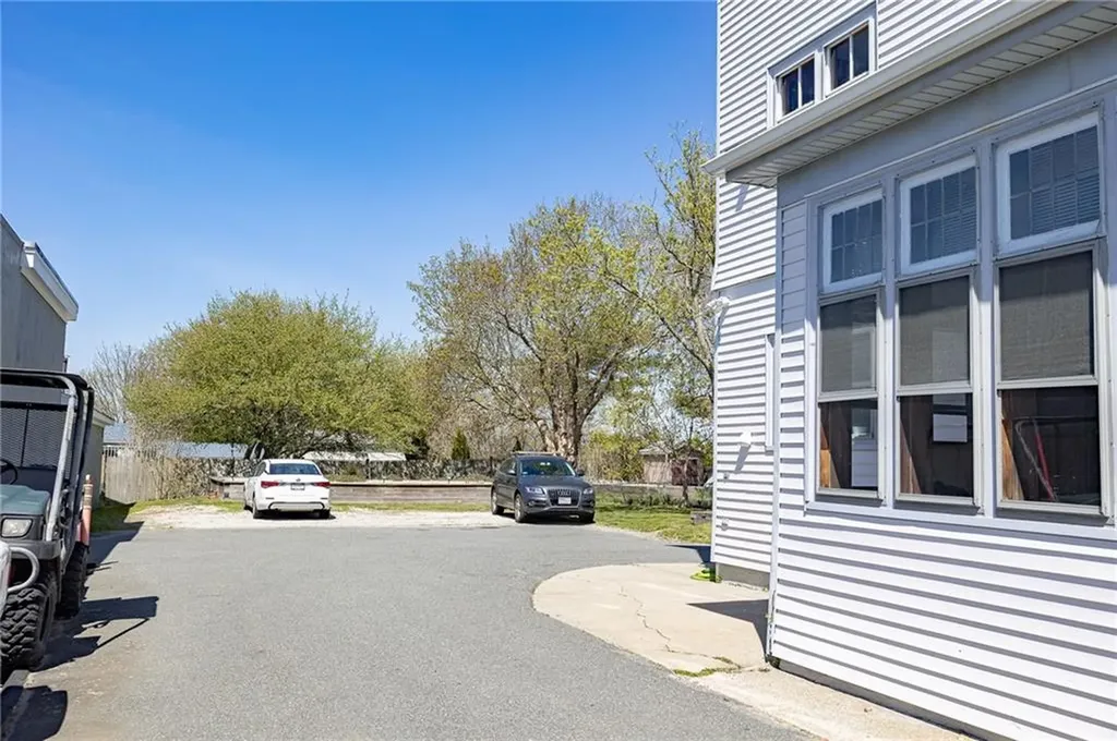143 Main Road Tiverton RI 02878