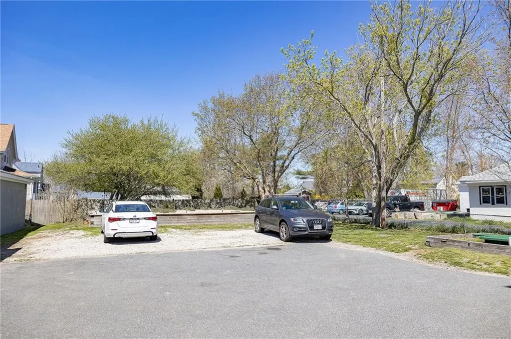 143 Main Road Tiverton RI 02878