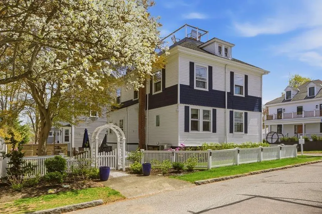 8 Champlin Street Newport RI 02840