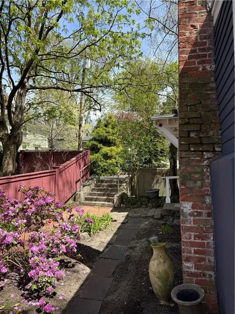2 Burrs Lane Providence RI 02904