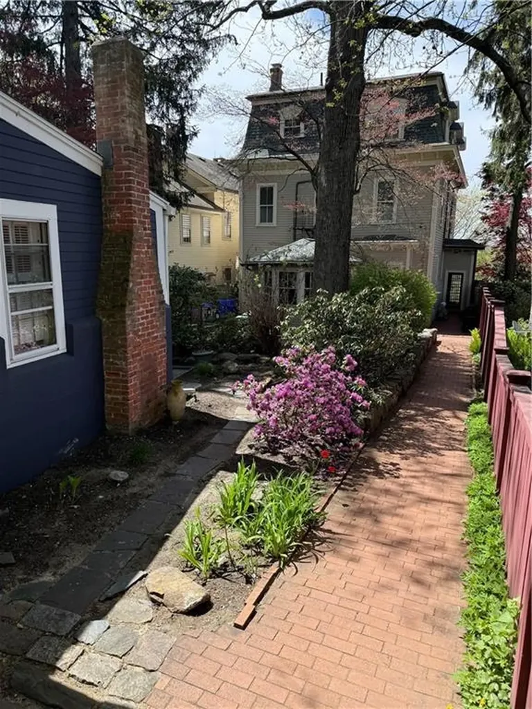 2 Burrs Lane Providence RI 02904