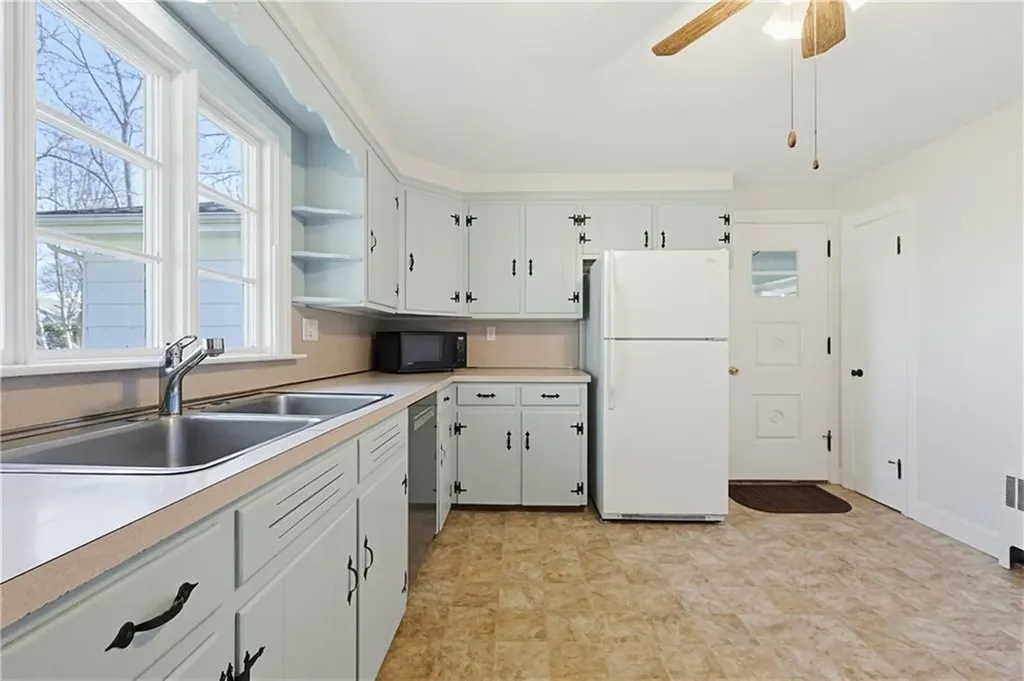 111 Beach Road Bristol RI 02809