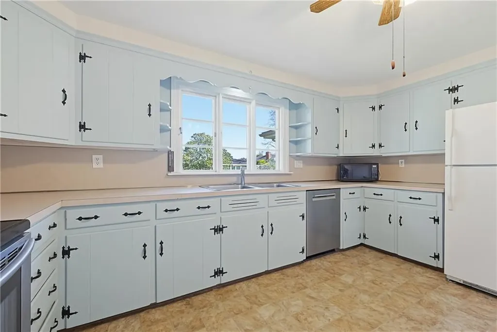 111 Beach Road Bristol RI 02809