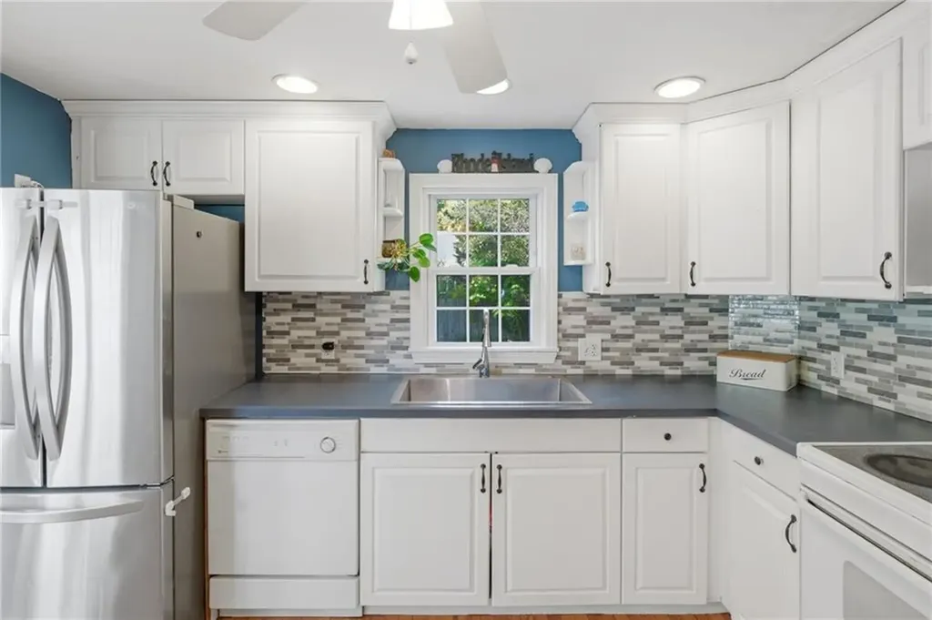 97 Delwood Road Warwick RI 02889