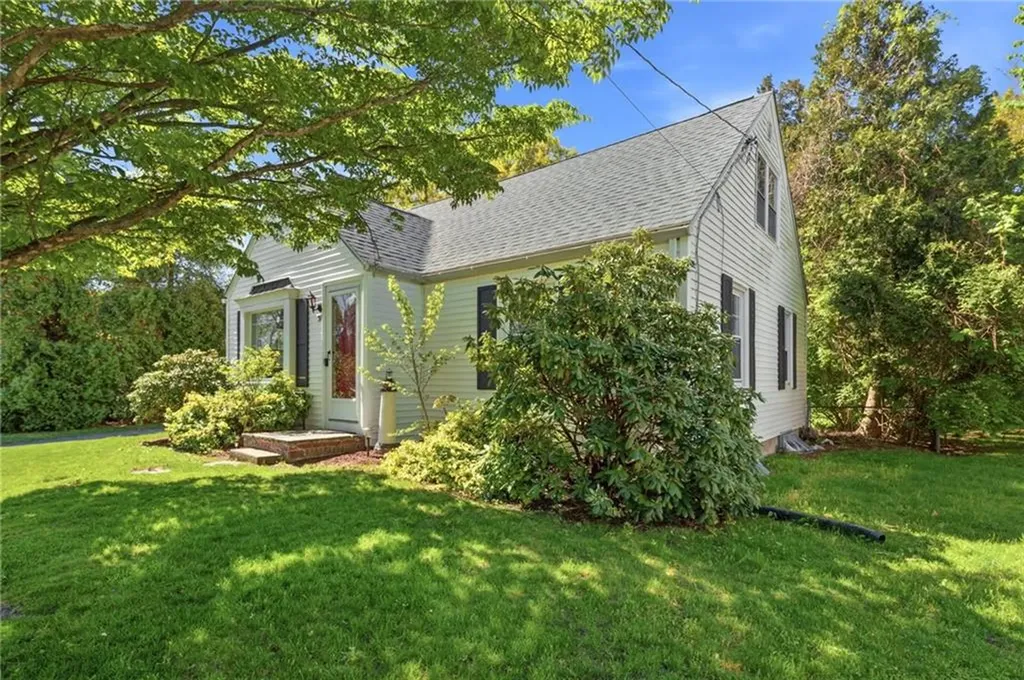 97 Delwood Road Warwick RI 02889