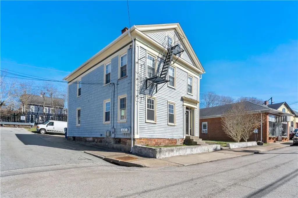 134 142 Duke Street East Greenwich RI 02818