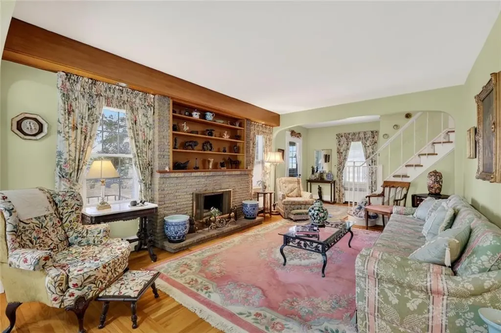 2338 Cranston Street Cranston RI 02920