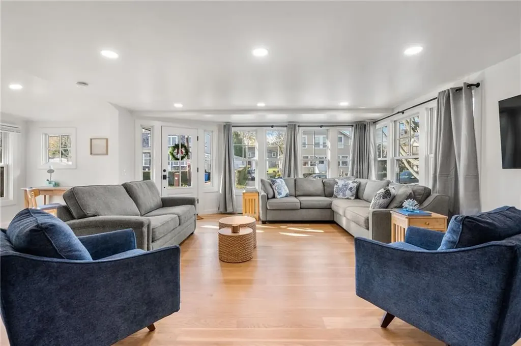 14 Robsinson Street Narragansett RI 02882