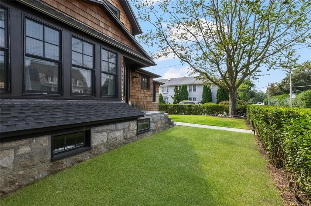 14 Robsinson Street Narragansett RI 02882