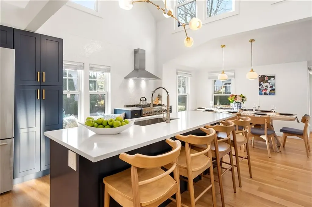 14 Robsinson Street Narragansett RI 02882