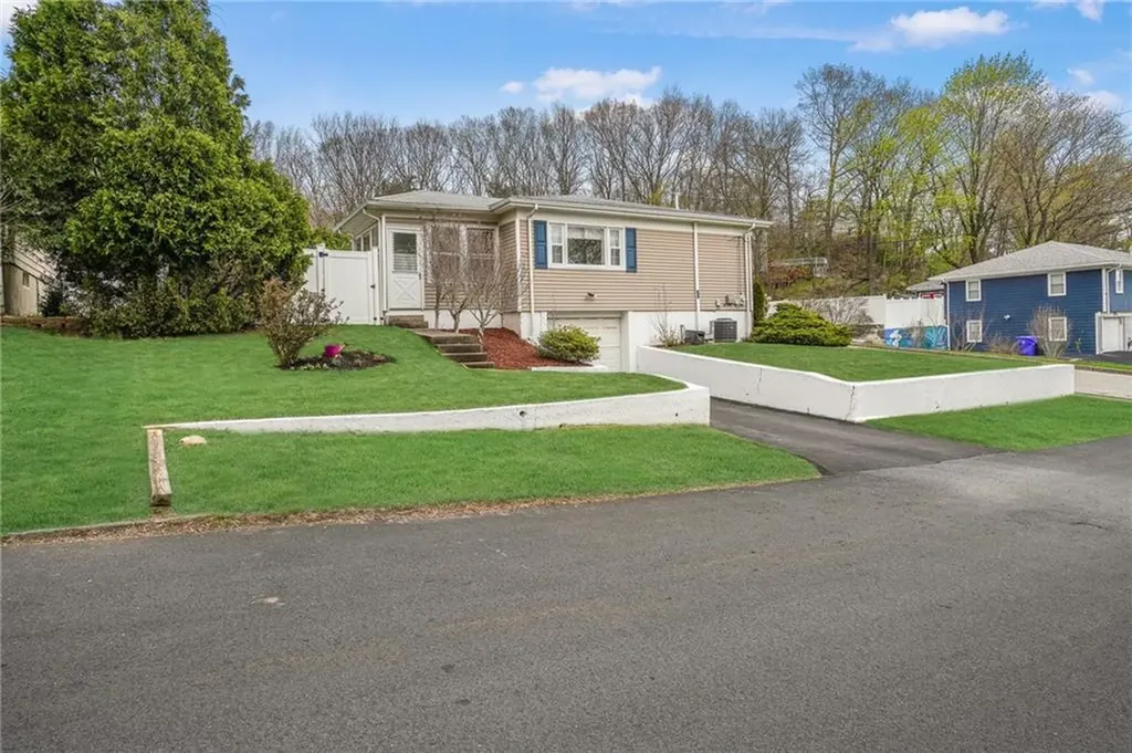 6 Longmeadow Drive North Providence RI 02904