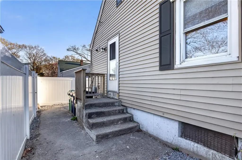 80 Glendale Avenue Warwick RI 02889