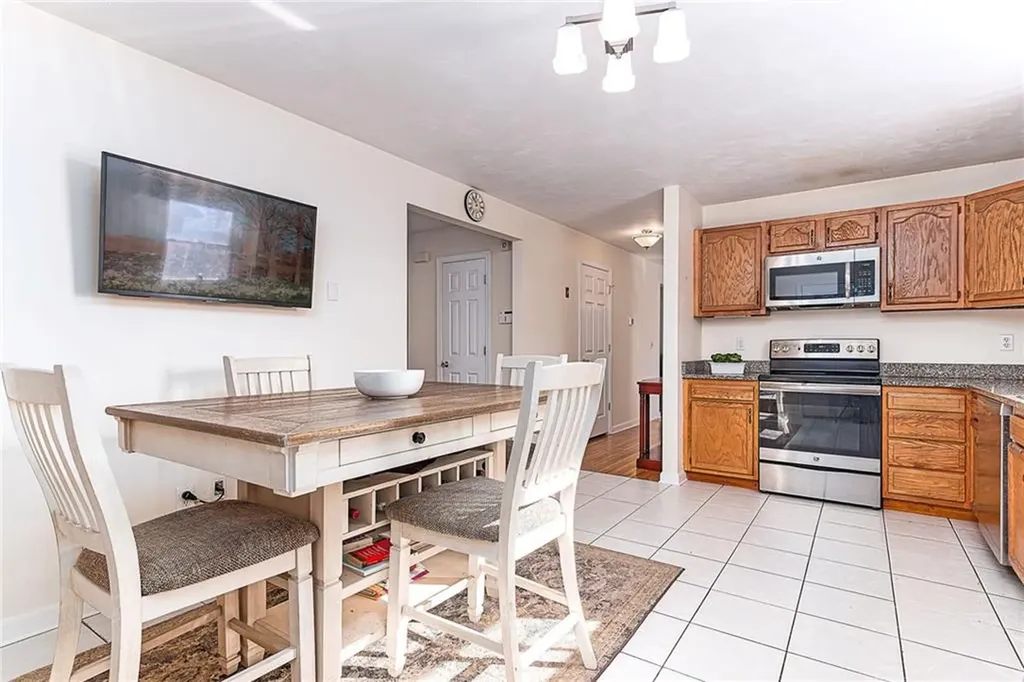 173 Russell Drive Tiverton RI 02878