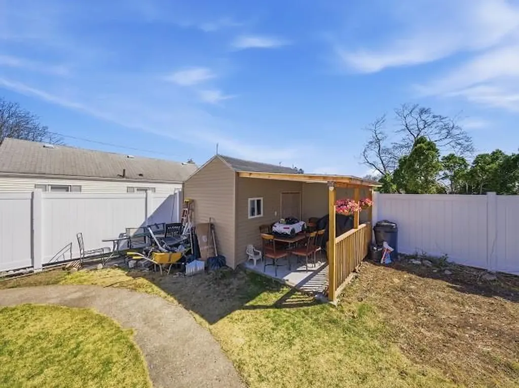 113 Woodside Avenue Pawtucket RI 02861