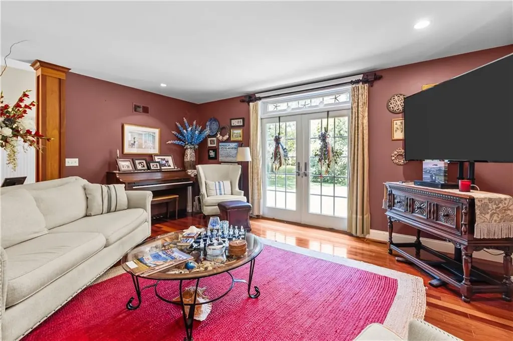 93 B Kickemuit Avenue Bristol RI 02809