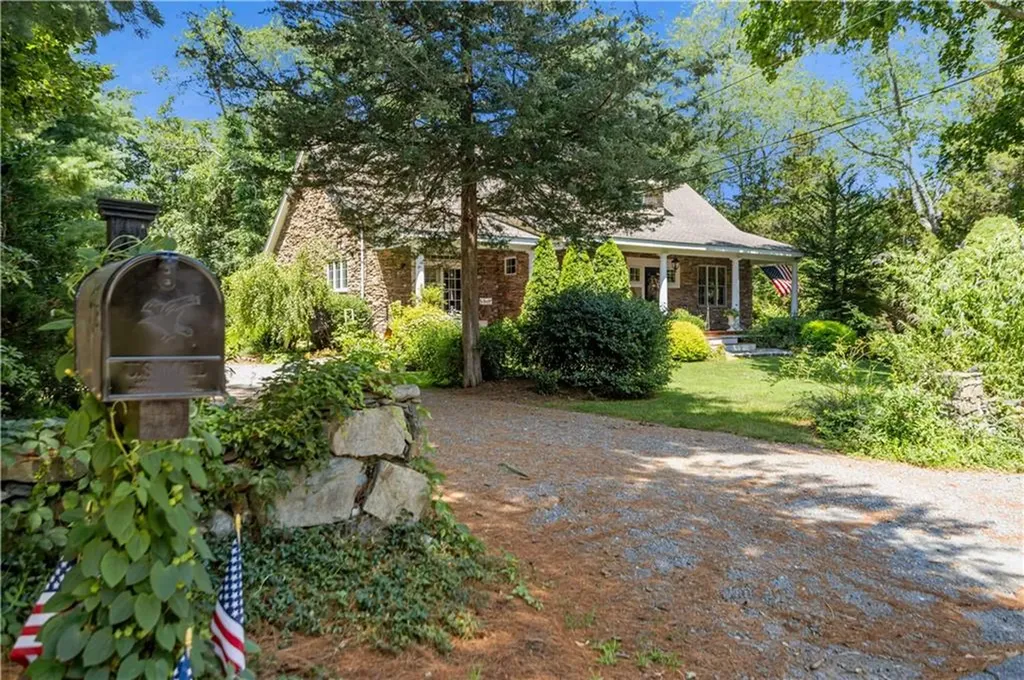 93 B Kickemuit Avenue Bristol RI 02809